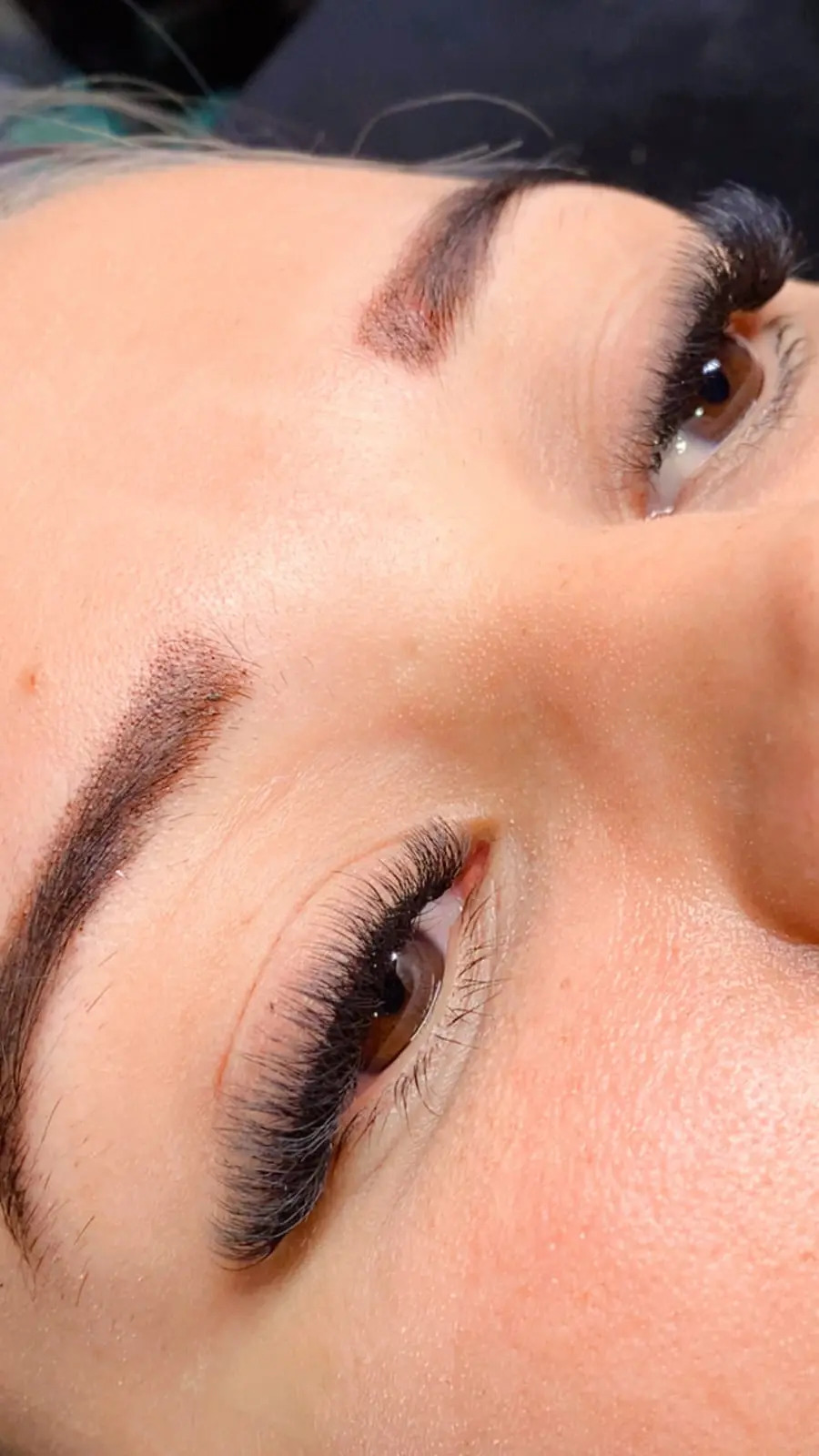 Extensiones de pestañas volumen medio en Managua